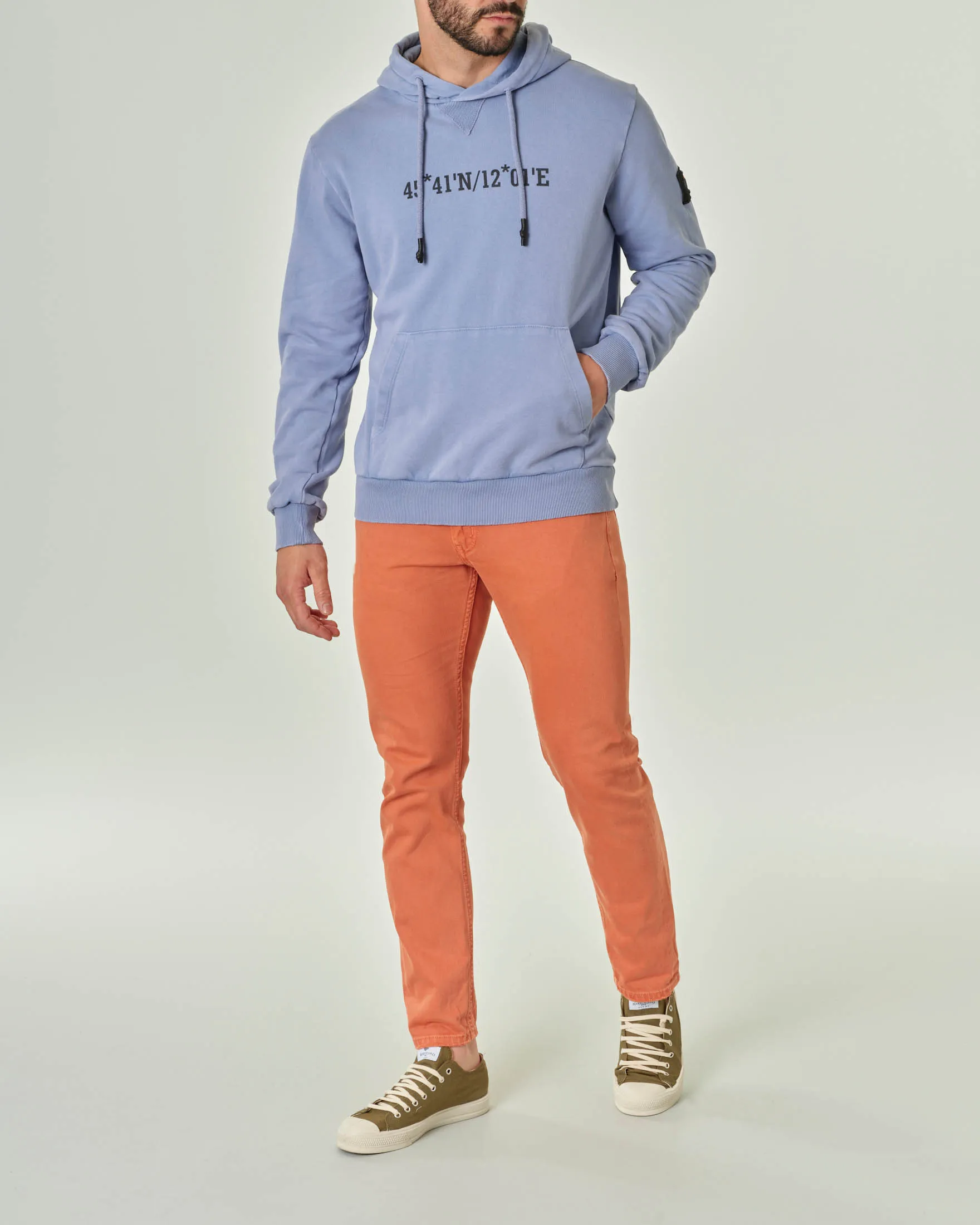 Felpa blu avio con cappuccio e tasche a marsupio con stampa coordinate