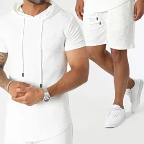 Set di maglietta bianca con cappuccio e pantaloncini da jogging