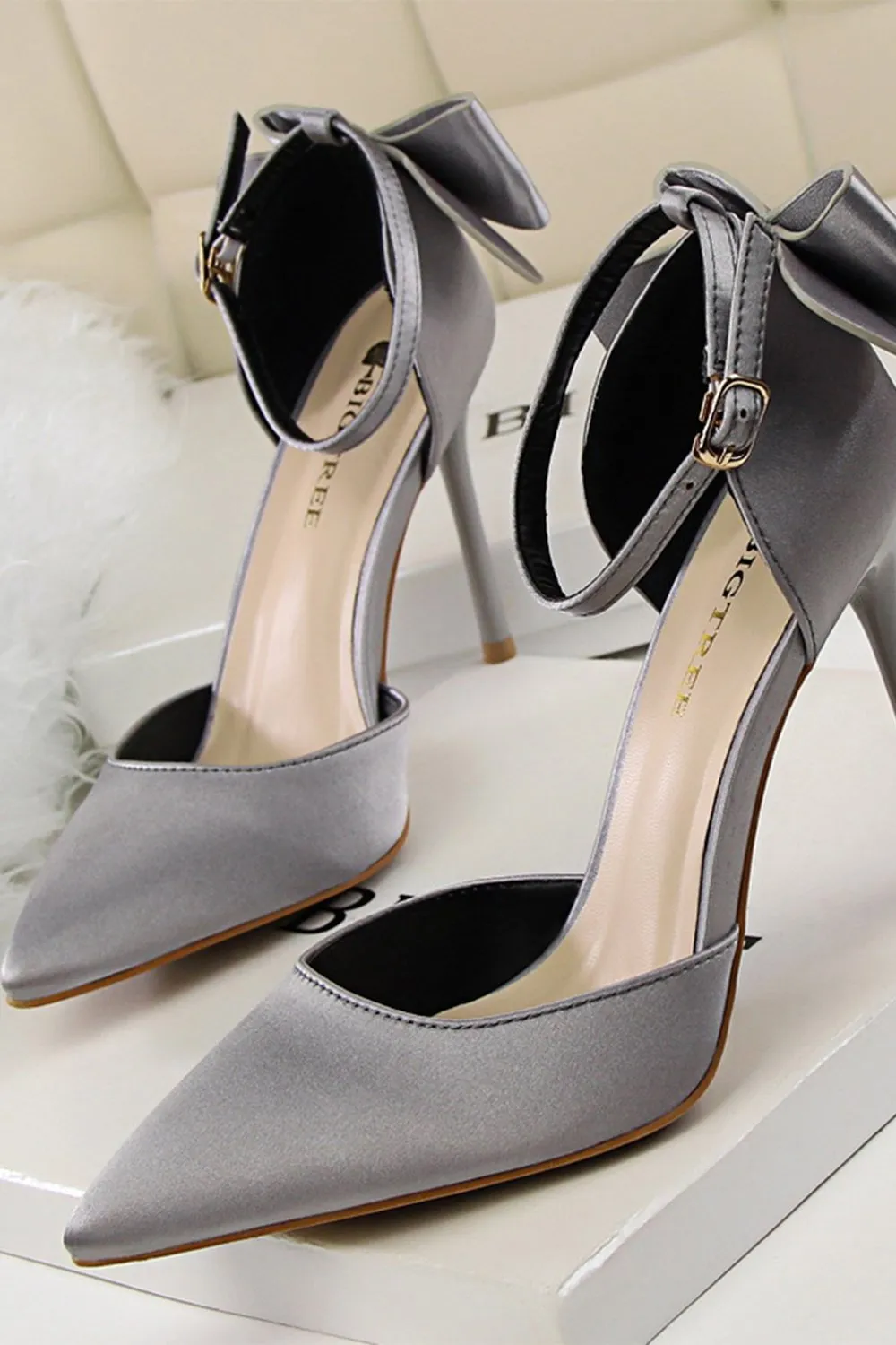 Tacchi Prom in raso di Borgogna con Bowknot