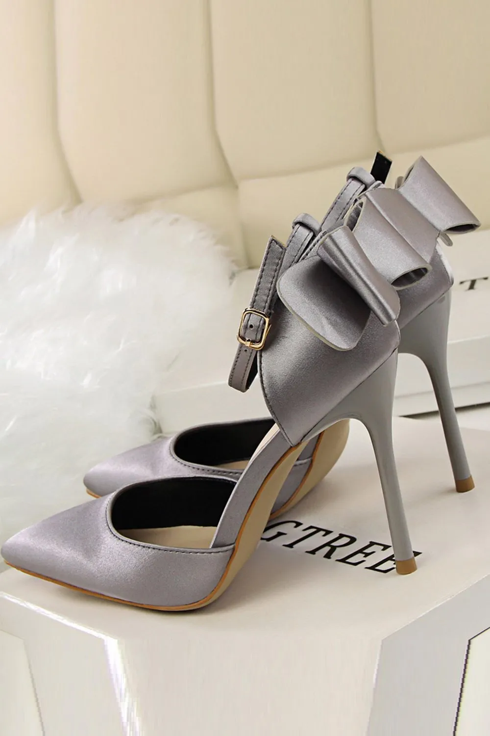 Tacchi Prom in raso di Borgogna con Bowknot