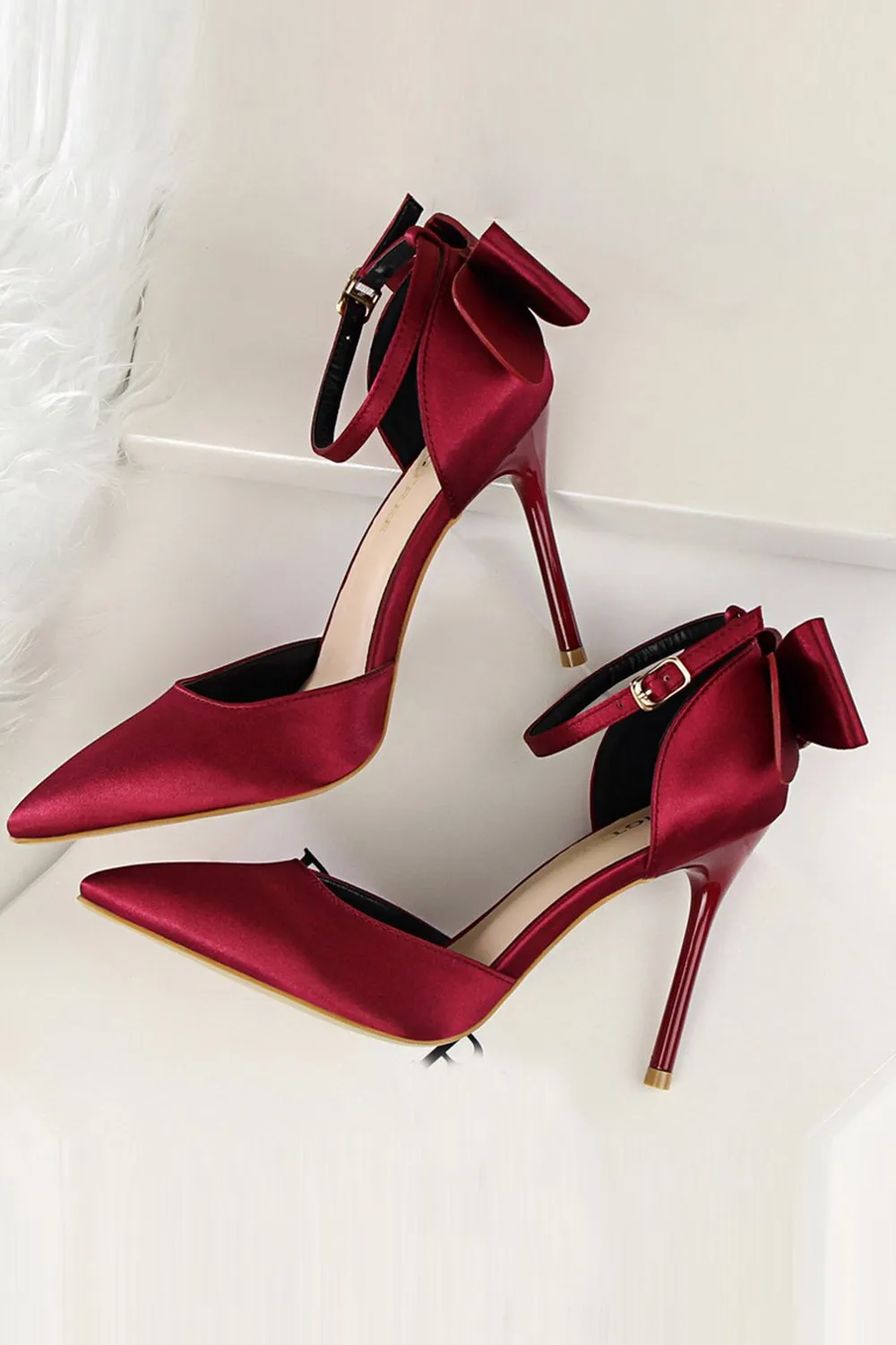 Tacchi Prom in raso di Borgogna con Bowknot