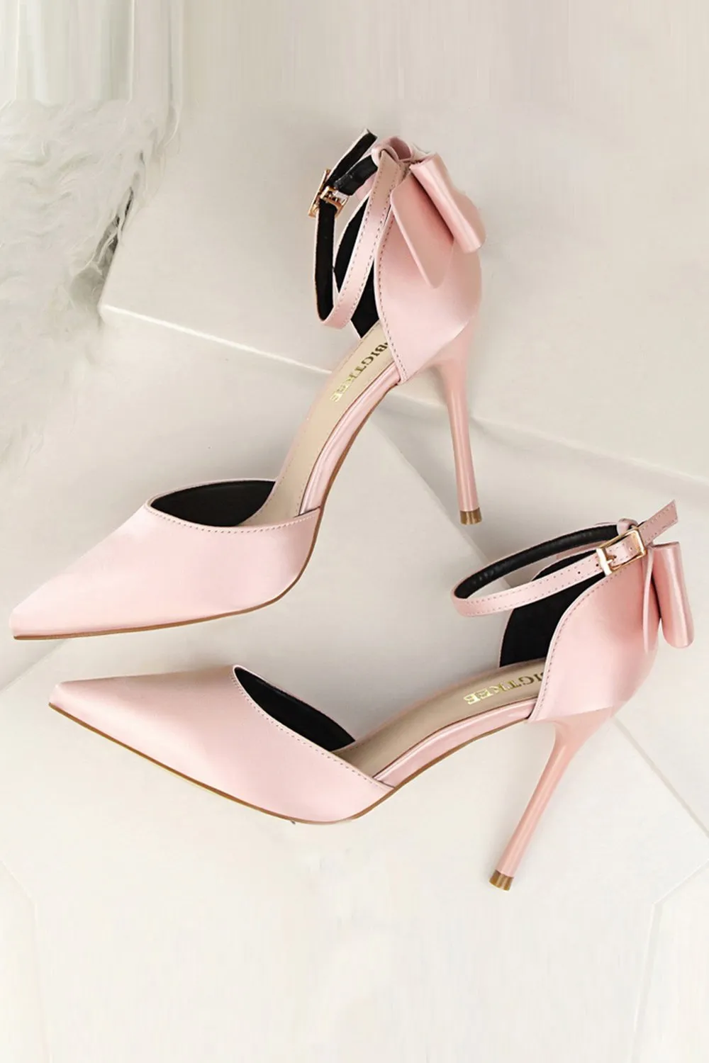 Tacchi Prom in raso di Borgogna con Bowknot